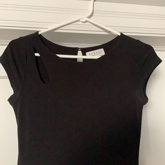 Black dress, slit on the bottom right side - Picture 2 of 3